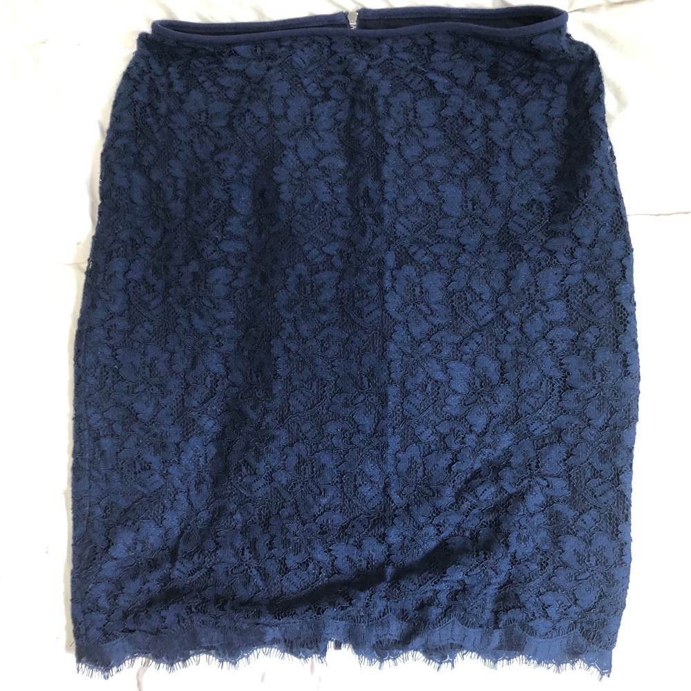 Stunning DVF lace pencil skirt with back zipper